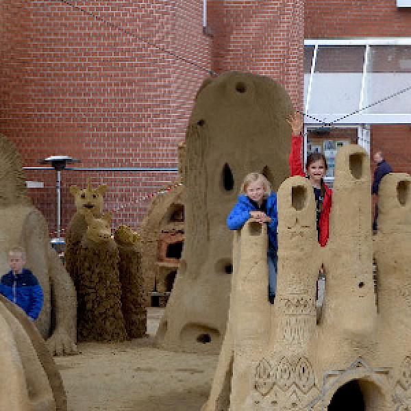 Riesen-Lehmskulpturen bauen für Groß und Klein